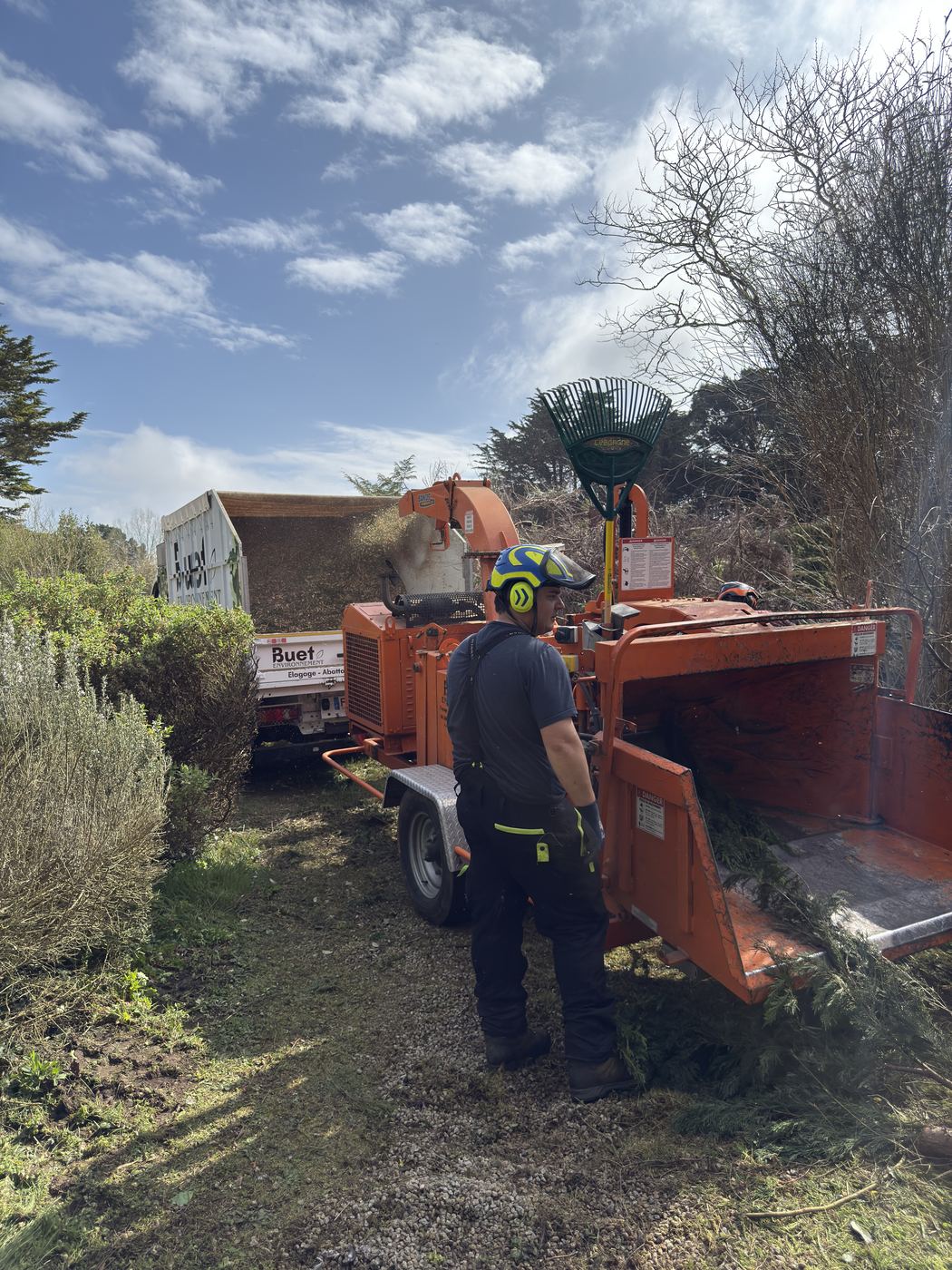 Broyeur de branches Buet Environnement alimenté sur chantier