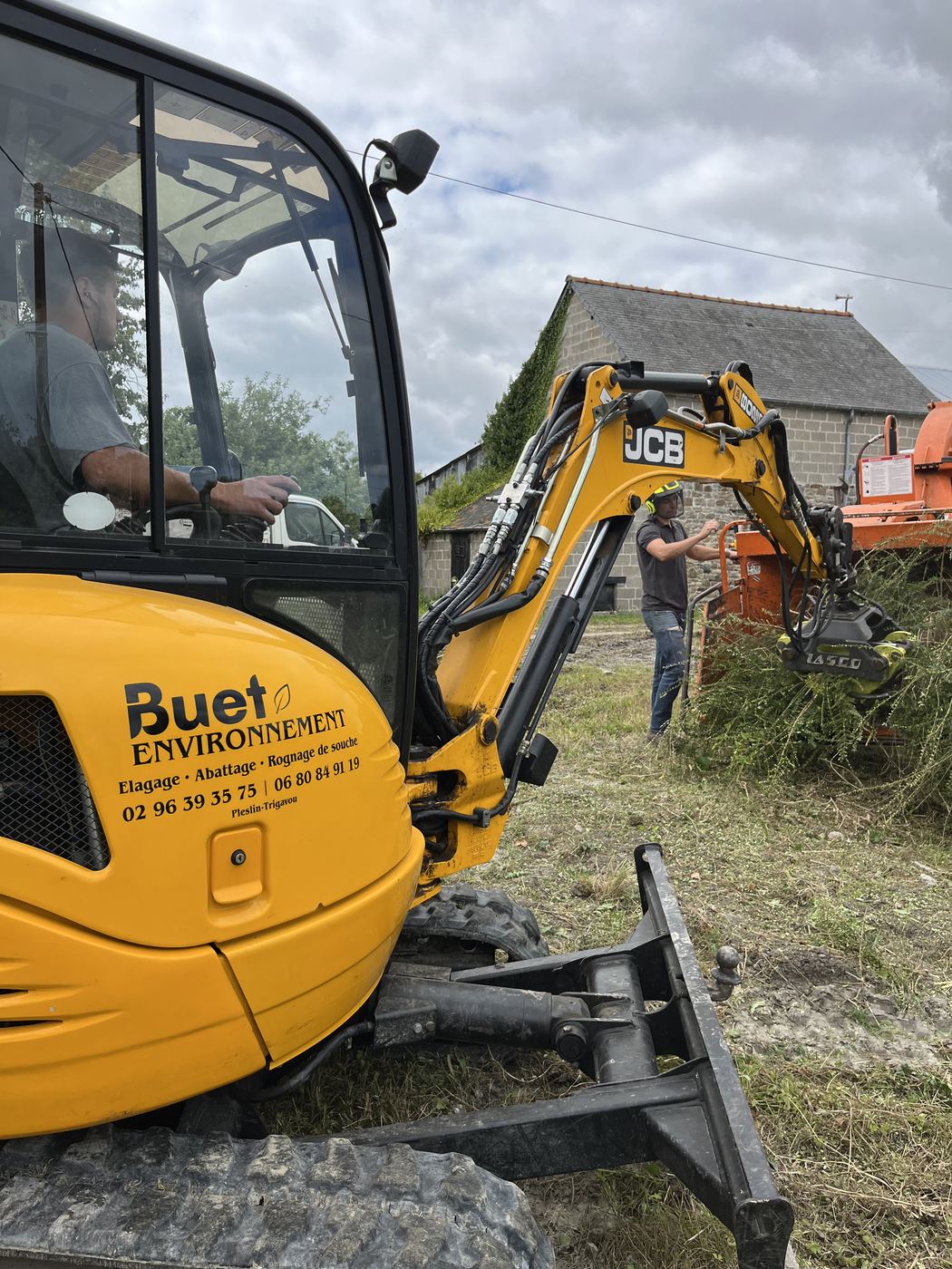 Mini-pelle JCB aux couleurs de Buet Environnement