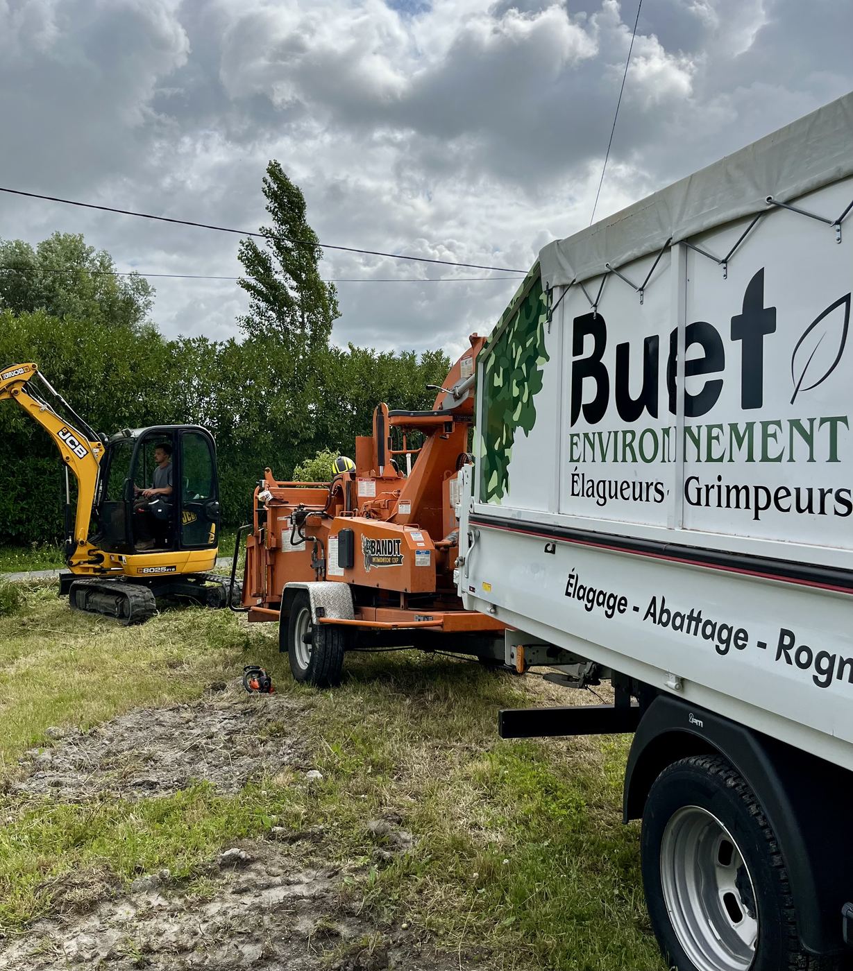 Camion, broyeur et mini-pelle Buet Environnement alignés sur un chantier