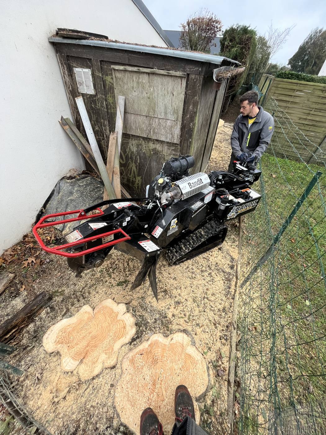 Rogneuse de souche au pied d’un mur, en accès étroit