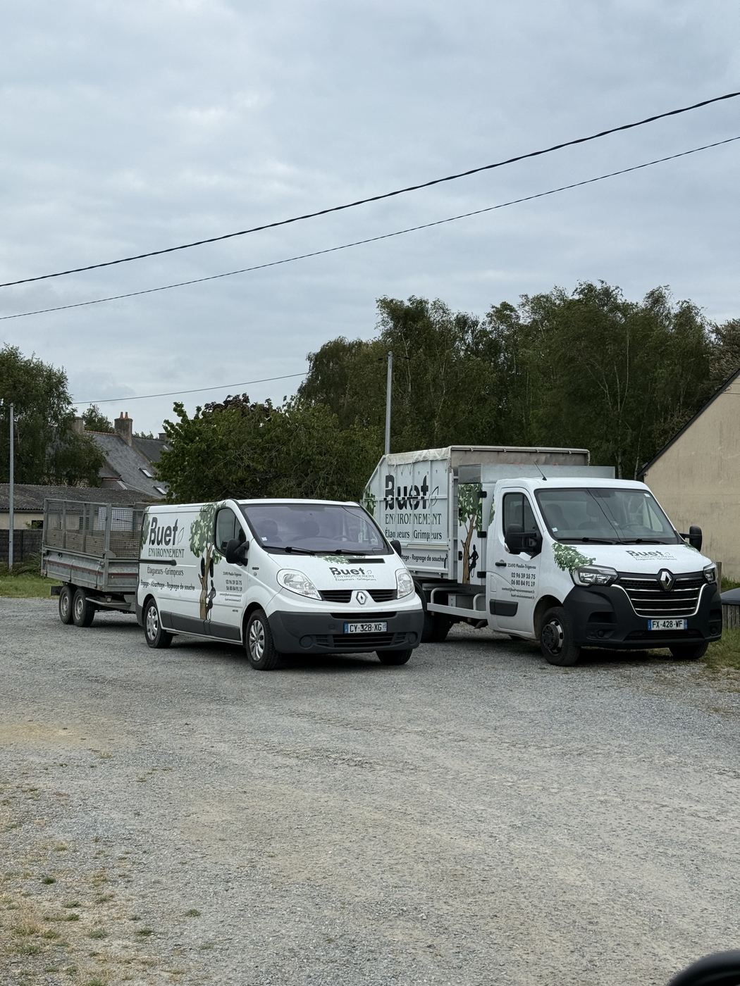 Camion, camionnette et remorque Buet Environnement avant départ en chantier